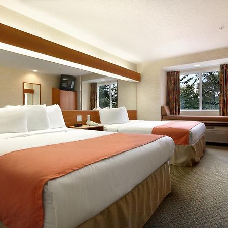 Microtel Inn & Suites By Wyndham Брунсуик Стая снимка