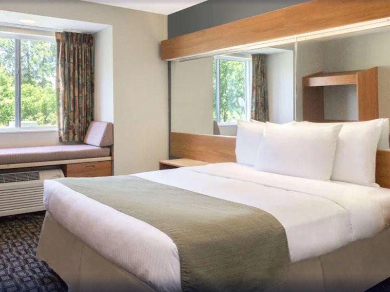 Microtel Inn & Suites By Wyndham Брунсуик Екстериор снимка