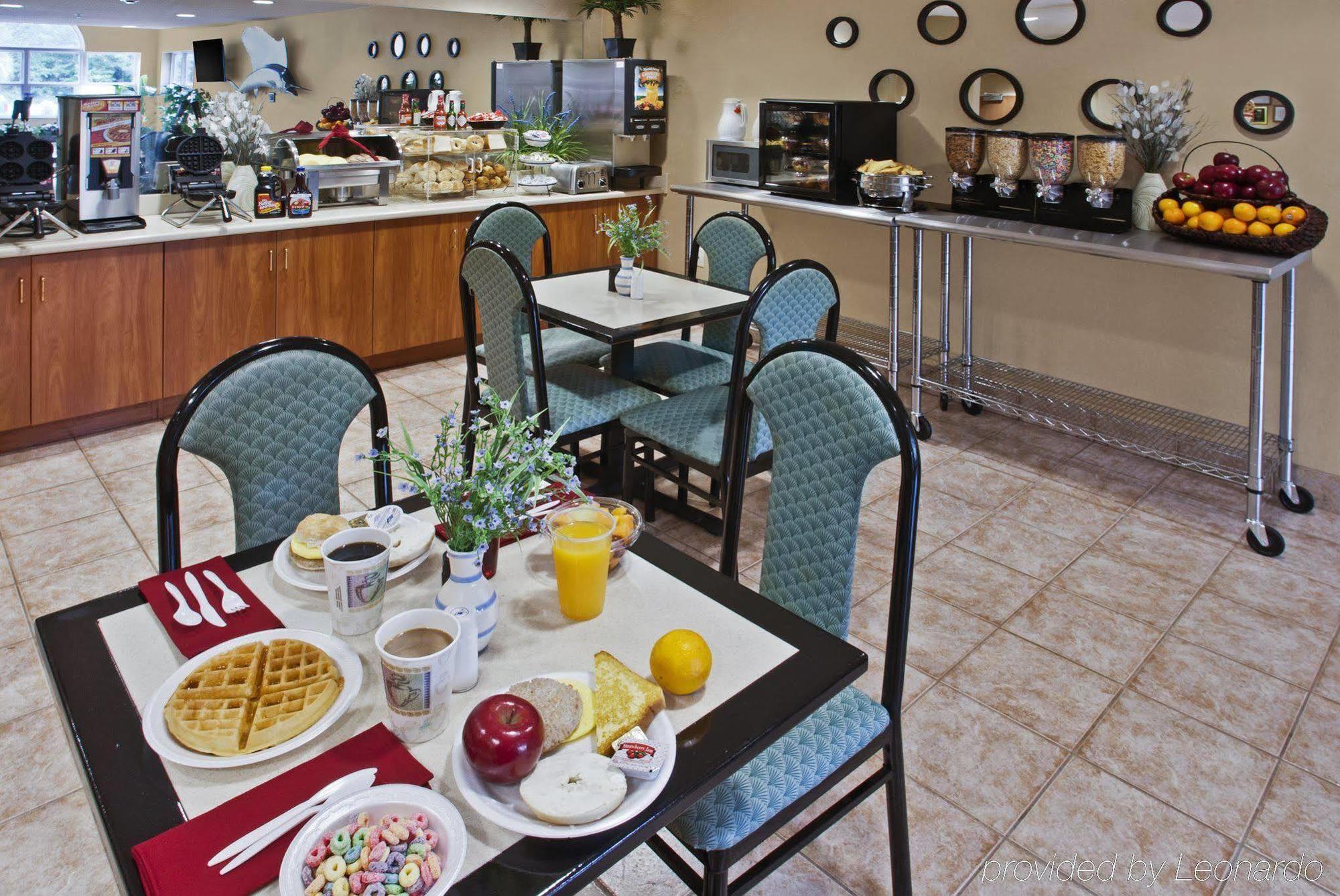 Microtel Inn & Suites By Wyndham Брунсуик Ресторант снимка